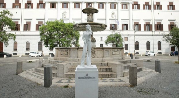 Roma, a Trastevere spunta la statua della "Donna con l'aspirapolvere": l'installazione fa discutere