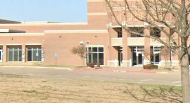 Sparatoria a scuola in Texas: 4 feriti. In fuga uno studente armato: «Ha sparato dopo una discussione in classe»