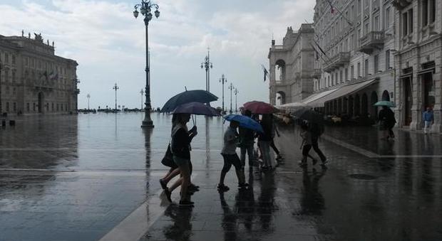 Pioggia a raffica a Trieste, allagamenti e disagi sul Carso