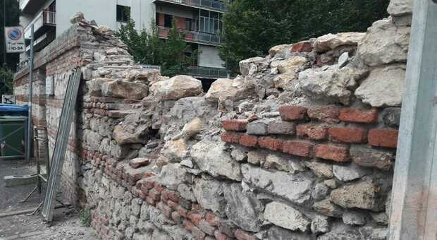 Al Querini è iniziata la ricostruzione del muro abbattuto dall'olmo