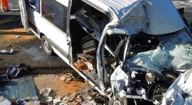 Tragedia sulla A1 nei pressi di Roma, Van contro autocarro: 6 morti e 4 feriti