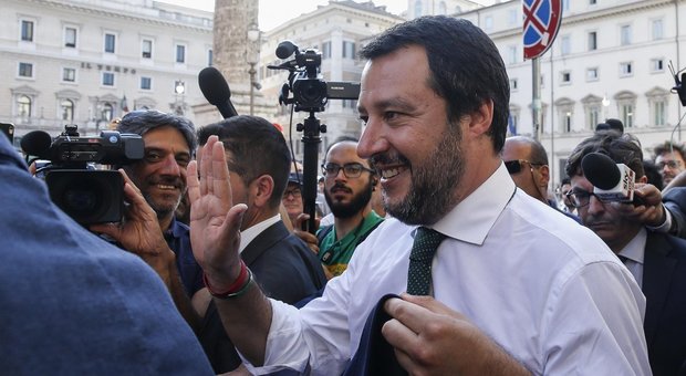 Salvini: «Migranti, taglio di 5 miliardi all'accoglienza e più rimpatri»