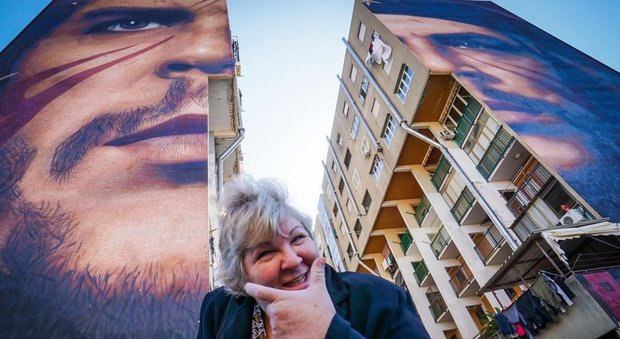 Napoli, la figlia di Che Guevara davanti al murales di suo padre nel Bronx di San Giovanni