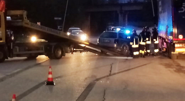 Ascoli, tremendo schianto tra due auto e un camion sull'Asse attrezzato: quattro feriti, grave una donna