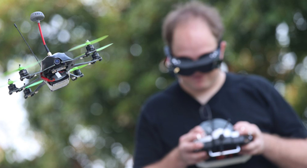 I mini-droni sono dotati di un sistema di guida, grazie al quale i piloti possono vedere con speciali video-occhiali, tutto ciò che vede il drone durante il volo, proprio come se fossero a bordo