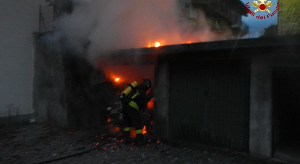 Box auto devastati delle fiamme vigili del fuoco al lavoro per 7 ore