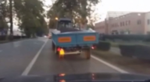 Il trattore senza pneumatico filmato è diventato virale sui social