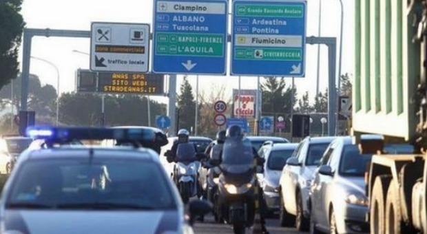 Roma, incidente sul Gra, lascia a terra 25enne morto e fugge: si cerca conducente di una Fiat Punto