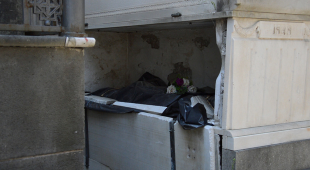 Napoli, il cimitero di Poggioreale nel degrado: «Tombe abbandonate e rifiuti»