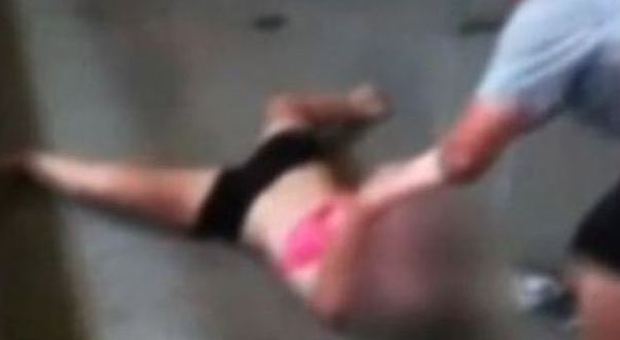 Prof trascina studentessa a bordo piscina per costringerla a tuffarsi: un video lo incastra