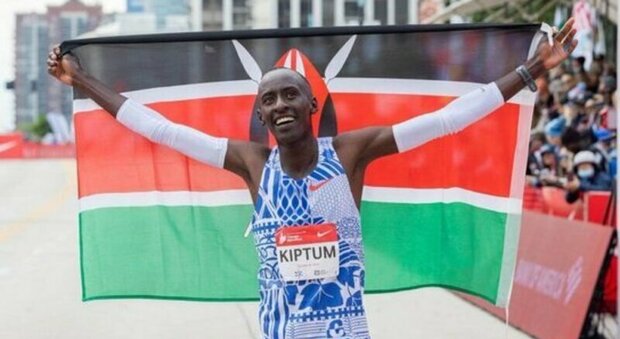 Kelvin Kiptum, morto il kenyota re della maratona: ha perso il controllo della sua auto. Aveva 24 anni