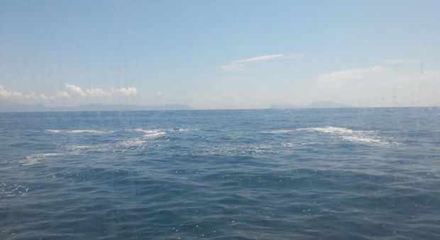 Napoli, il viaggio in aliscafo e le chiazze di sporcizia in mare