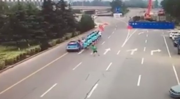 Cina, tassista travolge 30 podisti a tutta velocità: un morto e due feriti