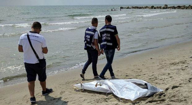 Tuffo fatale a Castelvolturno, riaffiora il corpo del 27enne scomparso in mare