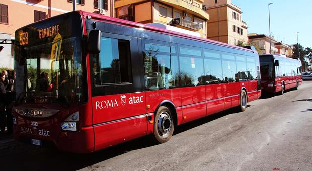 Roma, l’altra beffa dei nuovi bus Atac: già pagati ma fermi