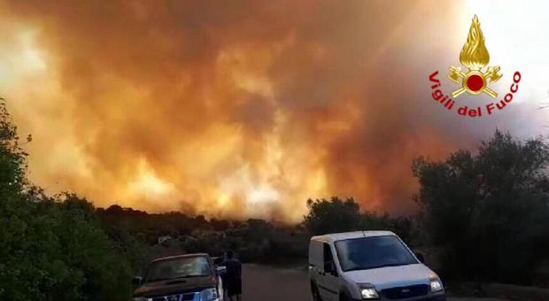 Incendio in spiaggia in Sardegna: evacuati hotel e campeggi, chiuse le strade