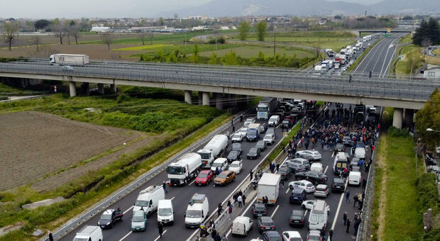 Riaperture, proteste ambulanti a Milano e sull'A1: autostrada bloccata
