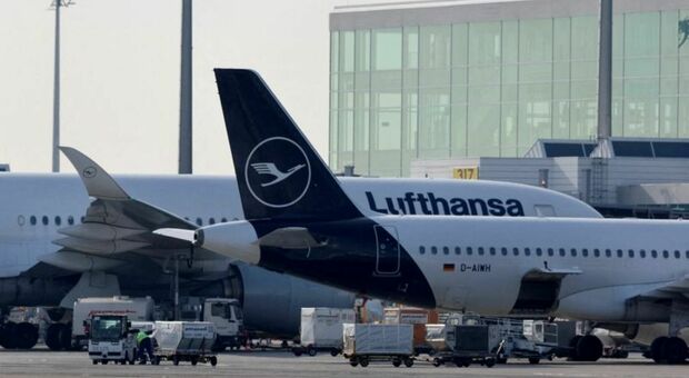 Sciopero Lufthansa, cancellato il 80-90% dei voli: colpiti più di centomila passeggeri