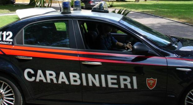 Salerno, ruba capi di abbigliamento e picchia i carabinieri: arrestato polacco