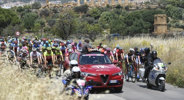Giro: grave incidente ad Agrigento, muore un motociclista. Variato percorso quinta tappa