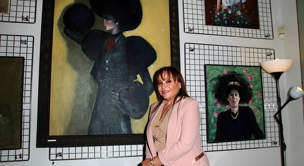 In foto Adriana Russo davanti al quadro "Diva"