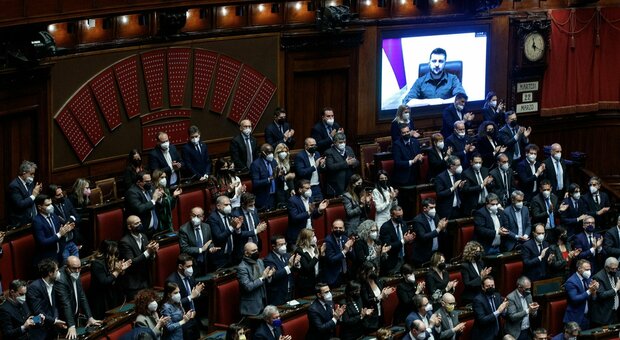 Zelensky al Parlamento: «Cara Italia, la guerra di Putin ci distrugge e ci uccide»