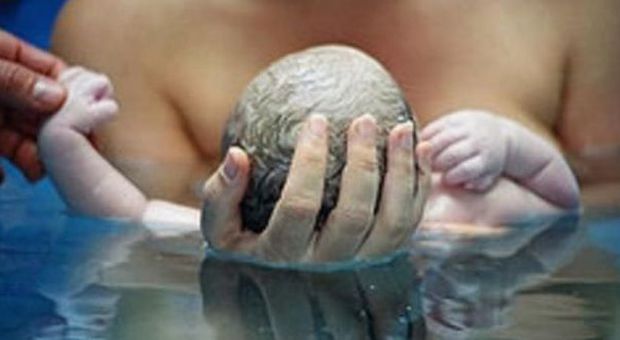 Parto in acqua, batterio killer uccide un neonato