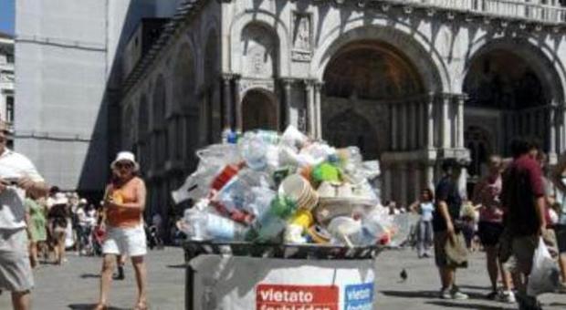 Via i cestini da Piazza San Marco i turisti dovranno tenersi tutti i rifiuti