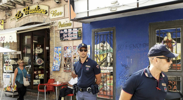 Napoli, agguato nel bar al rione Sanità: gambizzato pluripregiudicato 34enne
