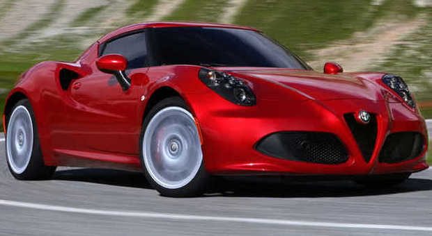 Grande successo dell'Alfa Romeo 4C: sale la produzione, aumentano i turni