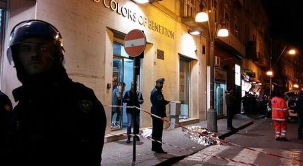 Rapina in una gioielleria, sparatoria tra la folla del sabato nel Napoletano: ucciso rapinatore mascherato da Hulk