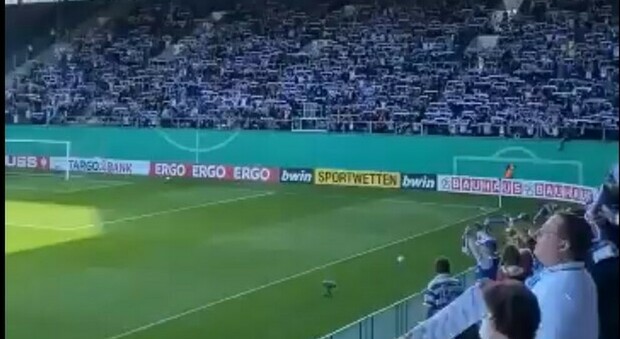 Germania, Hansa Rostock-Stoccarda si gioca in uno stadio pieno di tifosi. Niente distanziamento sociale. Infuria la polemica. IL VIDEO INCREDIBILE