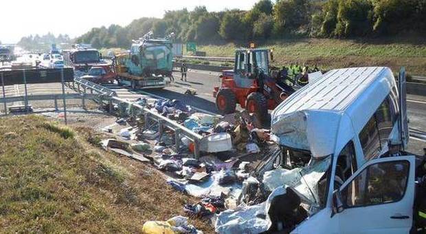 Tragedia sulla A1 nei pressi di Roma Van contro autocarro: sei morti e 4 feriti