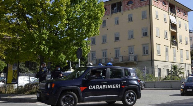 Perugia, donna ricatta ed estorce migliaia di euro a un amico: arrestata