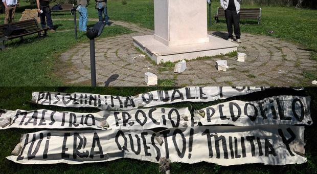 Lo striscione e il monumento deturpato in via dell'Idroscalo a Ostia