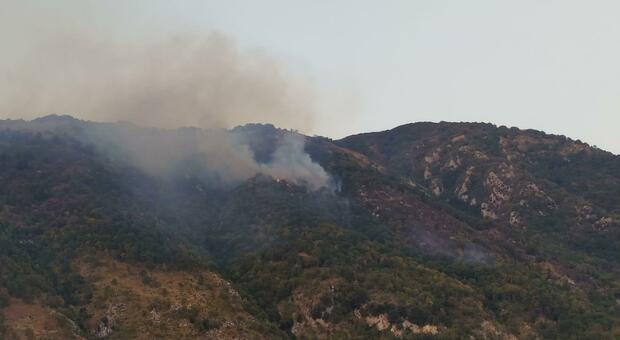 Inferno di fuoco nei boschi irpini, bruciati 70 ettari: in azione Canadair