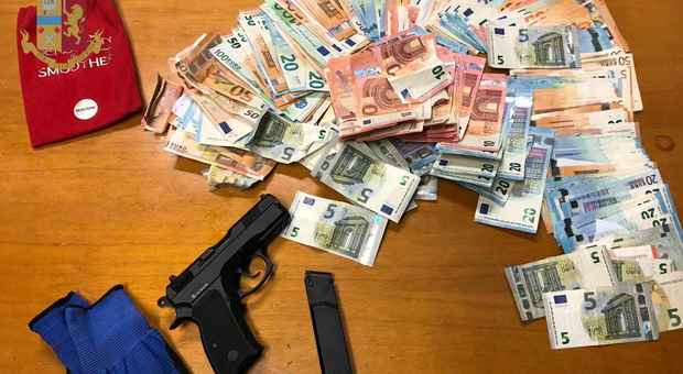 Roma, rapinano supermercato armati di pistola giocattolo: passante cerca di fermarli e lo investono