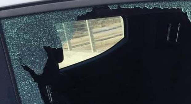 Raid nel parcheggio del lido di Varcaturo: distrutti decine di finestrini