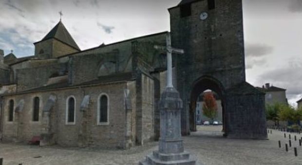 Francia, auto contro la cattedrale vicino a Lourdes: rubato il tesoro patrimonio Unesco