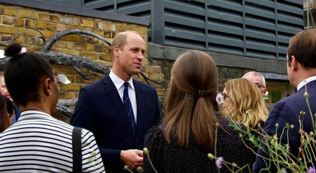 Il Principe William ricorda Lady Diana, durante la sua visita al centro di accoglienza per senza tetto: «Mi ispiri ancora»