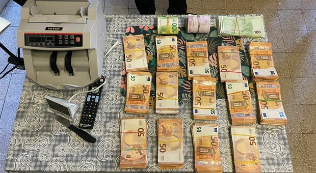 Un tesoro da 100mila euro nella casa occupata dal rom a Ostia: il bottino trovato nell'armadio