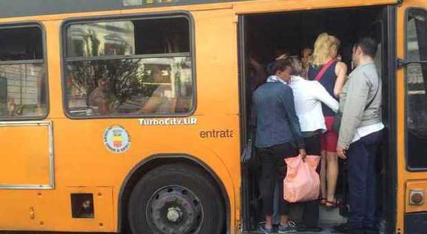 Napoli, bus strapieni: «Come raggiungo il posto di lavoro?»