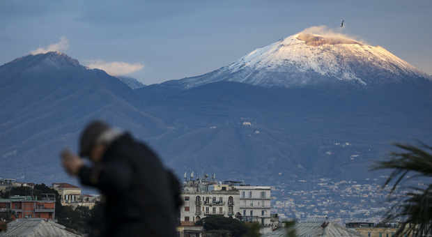 Napoli si risveglia col gelo: torna la neve sulla cima del Vesuvio