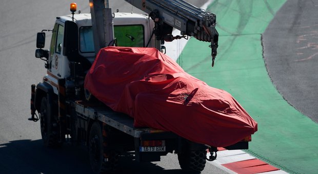 La Ferrari di Vettel portata via dopo l'incidente