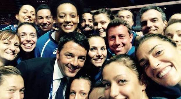 Renzi, selfie con le azzurre prima del match di stasera contro gli Usa