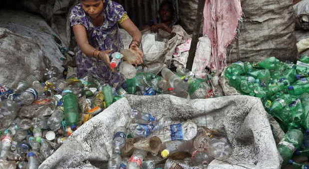 India, strage per un liquore fatto in casa: 41 morti