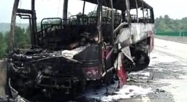 Lo schianto sul guardrail, poi il serbatoio in fiamme: 35 morti nell'incendio del bus
