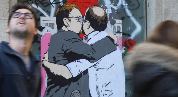 Barcellona, baci tra i politici sulle strade: sono un caso i murales dell’artista italiano
