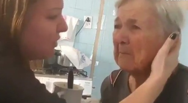 La nonna con l'Alzheimer riconosce per un attimo la nipote e le dice «Ti amo» Il video commuove il web