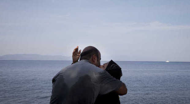 Il bacio della speranza, la foto dopo la sbarco ​a Lesbo